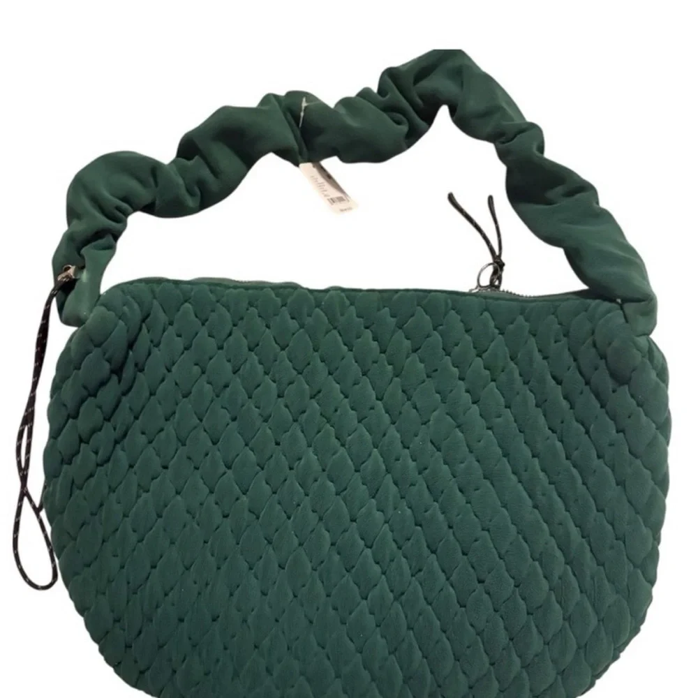 Gorgeous, Free People Pucker Up Fleece Carryall Bag in Evergreen NWT❤️ - Picture 6 of 7